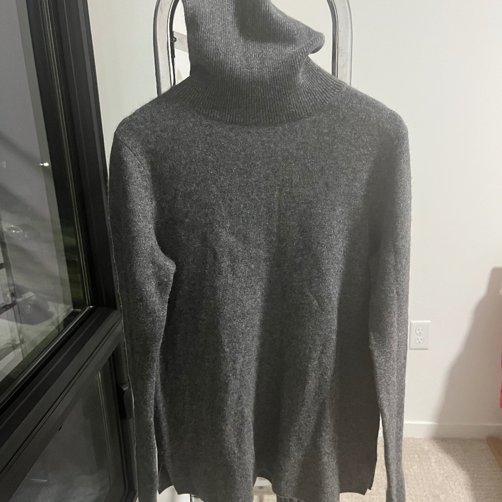 Neiman marcus gray 100% cashmere turtleneck sweater